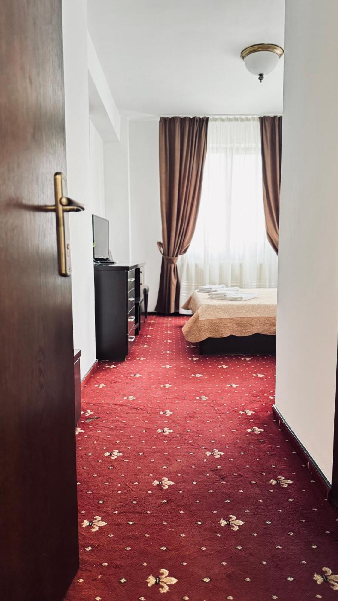 Hotel Sorelo Пітешть Екстер'єр фото